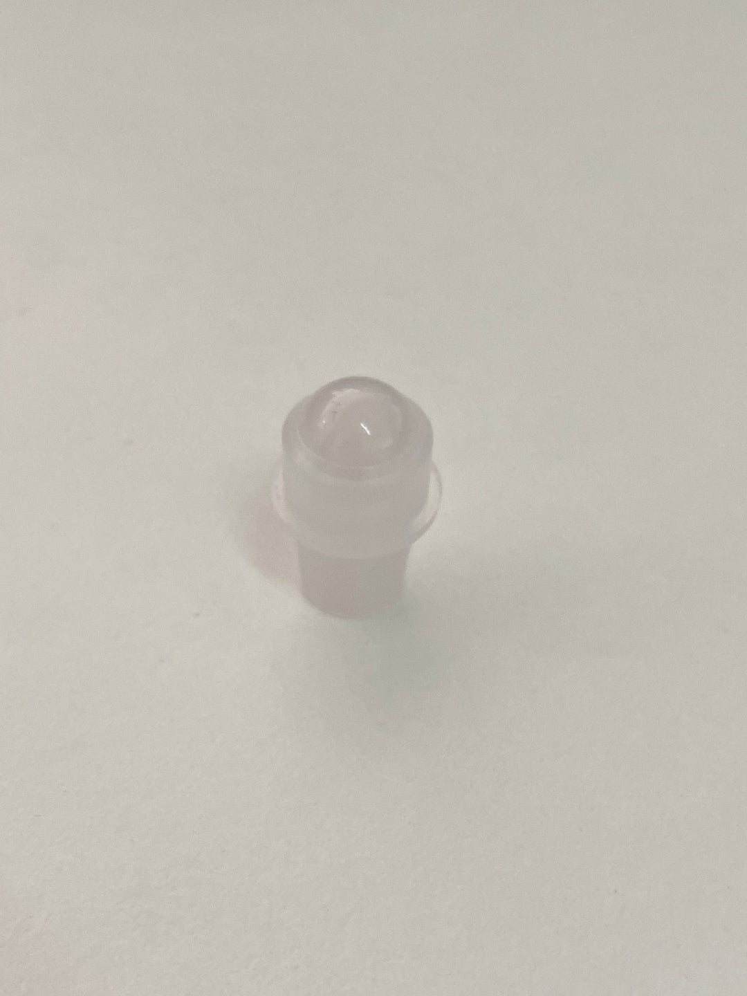 Roll-on head with crystals