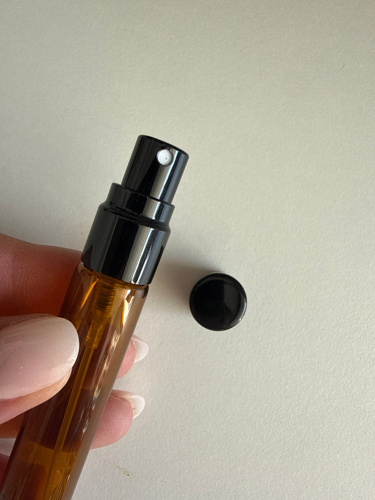 Frasco de Vidro Âmbar 10 ml com Pulverizador – Proteção e Aplicação em Névoa Fina
