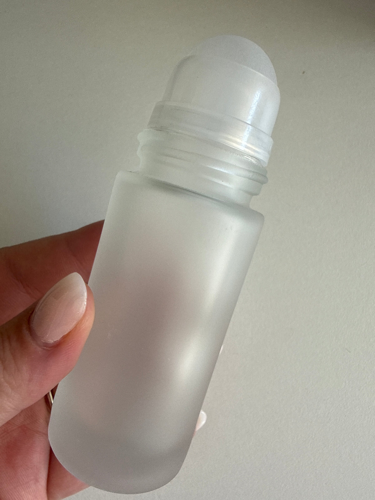 Frasco Roll-On de Vidro Fosco 50 ml – Aplicação Prática e Elegante