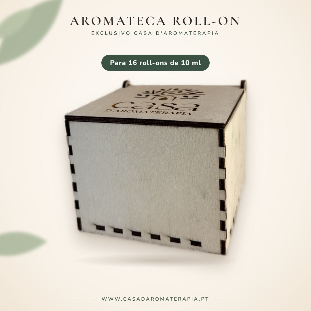 Aromateca em madeira para 16 roll-ons de 10 ml, fechada, com logótipo Casa d'Aromaterapia gravado