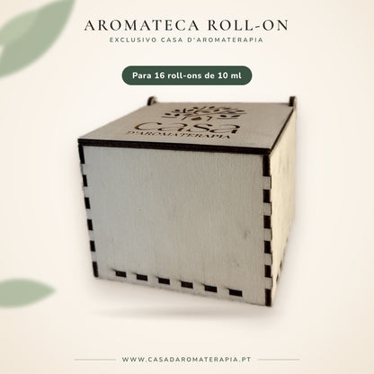 Aromateca em madeira para 16 roll-ons de 10 ml, fechada, com logótipo Casa d'Aromaterapia gravado