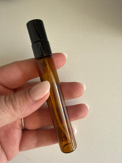 Frasco de Vidro Âmbar 10 ml com Pulverizador – Proteção e Aplicação em Névoa Fina