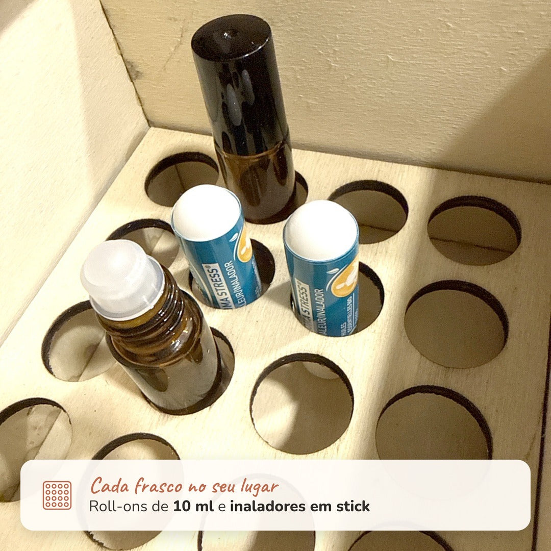 Aromateca aberta com roll-ons de 10 ml e inaladores em stick