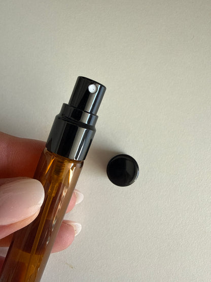 Frasco de Vidro Âmbar 10 ml com Pulverizador – Proteção e Aplicação em Névoa Fina