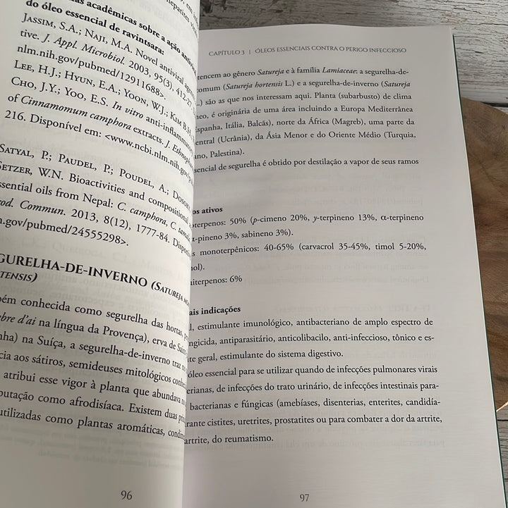 Livro Óleos essenciais antivirais ***