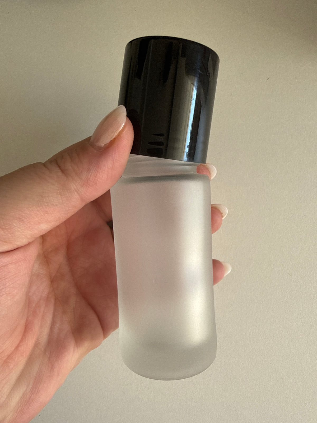Frasco Roll-On de Vidro Fosco 50 ml – Aplicação Prática e Elegante