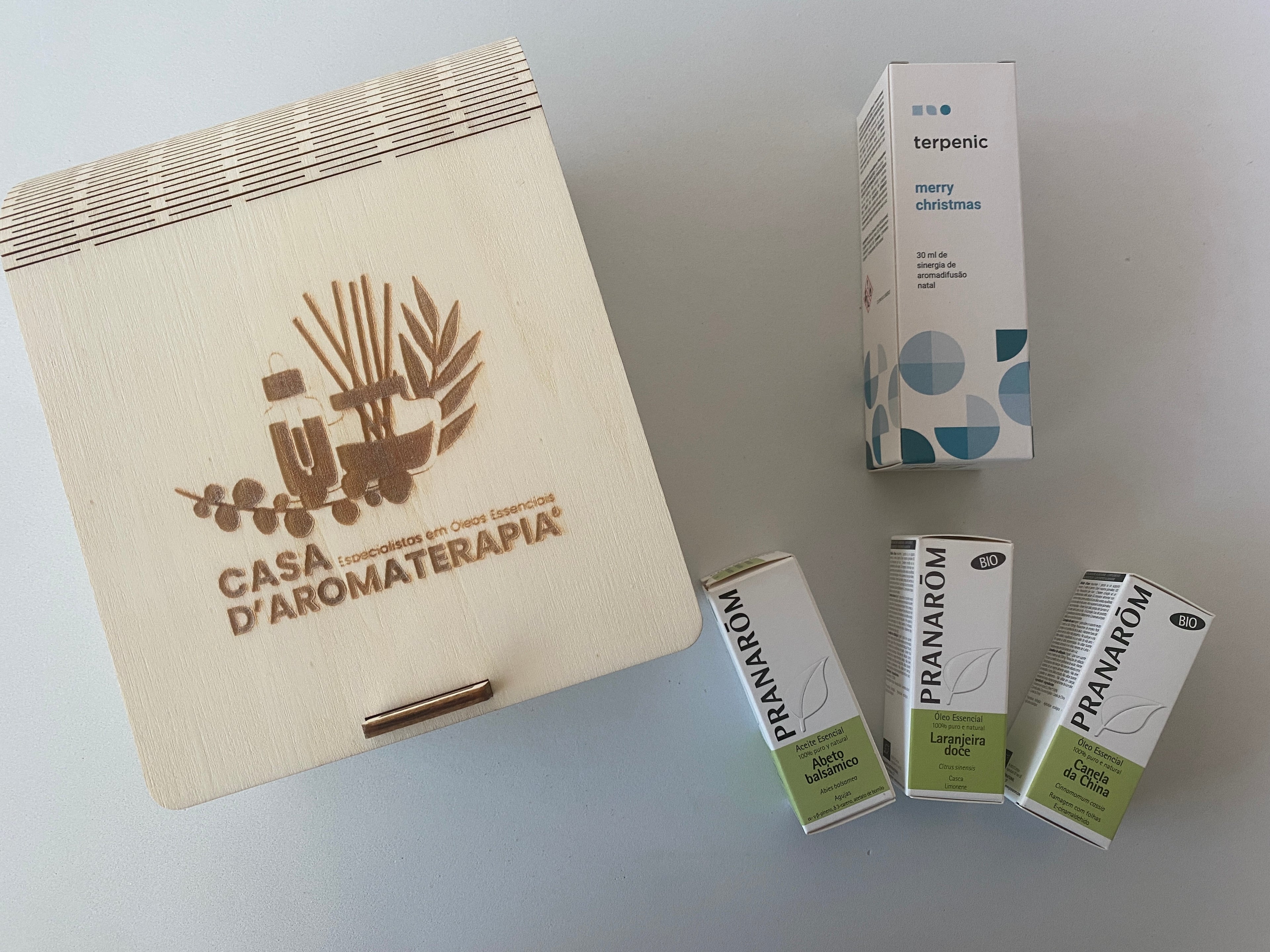 Kit de Natal – Essências para a Época Festiva  (3 óleos + 1 Sinergia + caixa madeira)