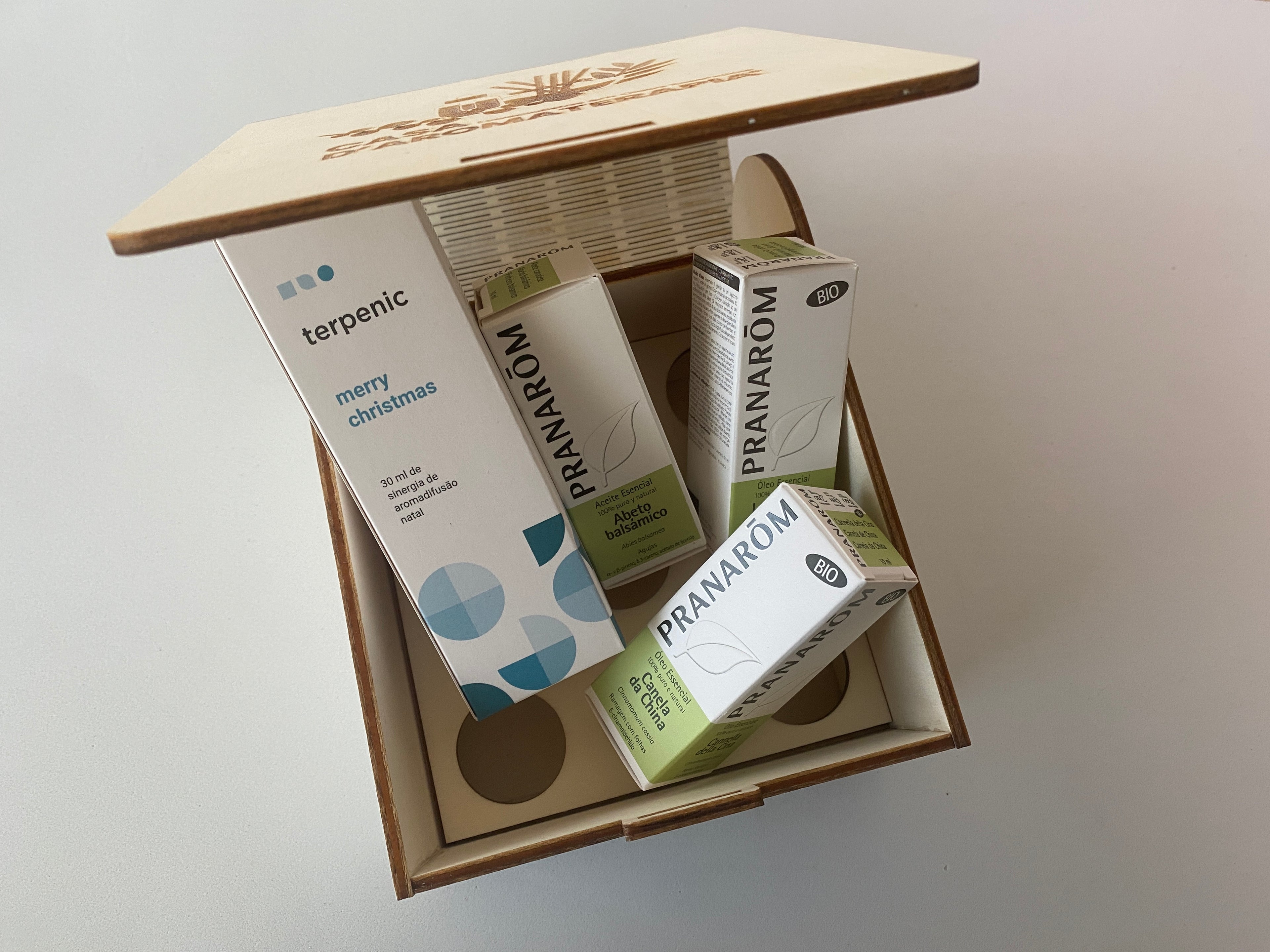 Kit de Natal – Essências para a Época Festiva  (3 óleos + 1 Sinergia + caixa madeira)