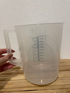 Copo Graduado (plástico forte) ***