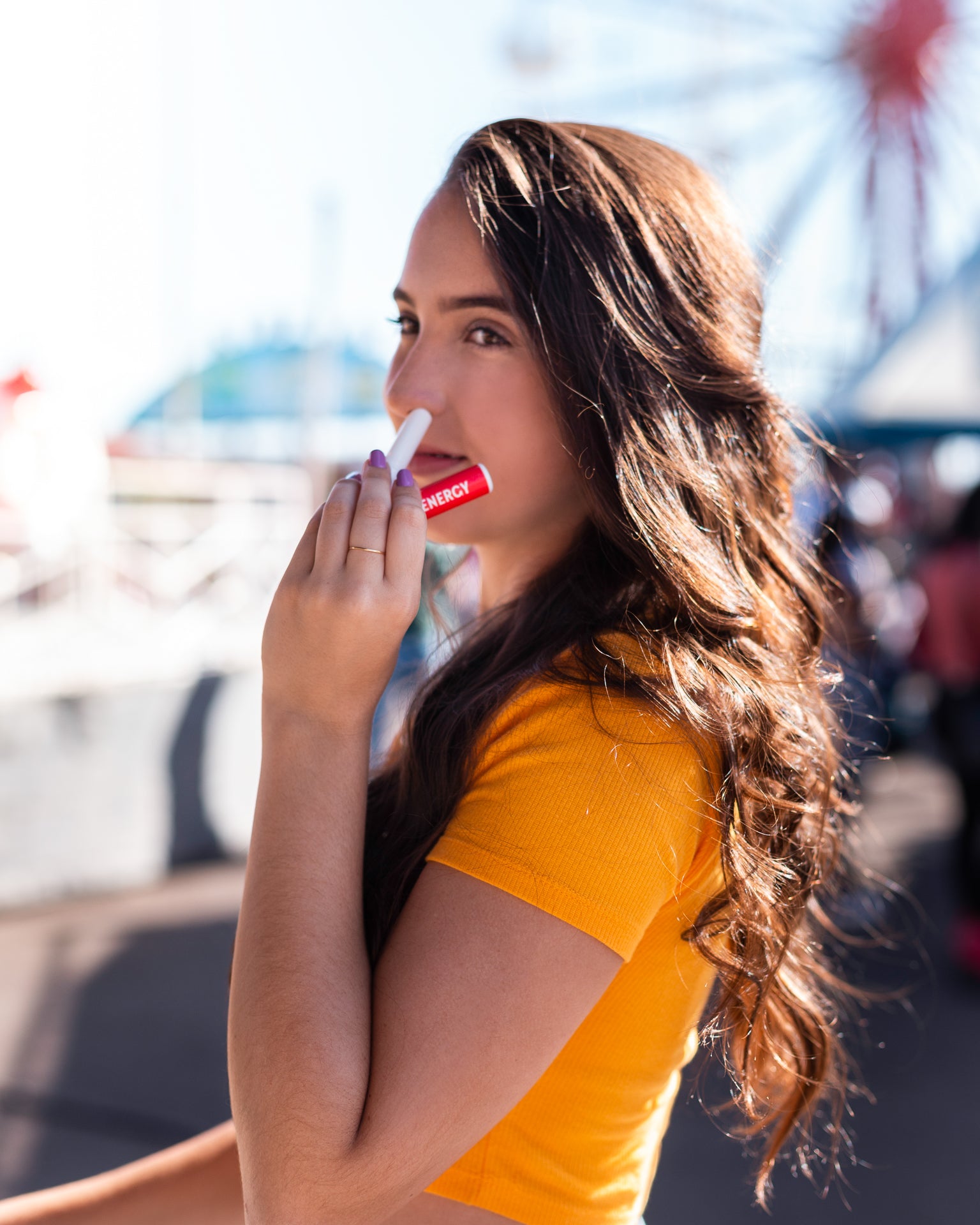 Mulher a usar um inalador AromaStick